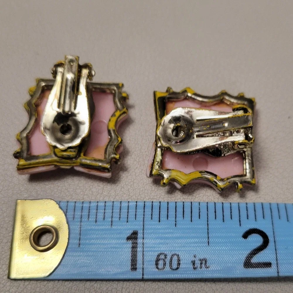 Vintage Unsigned Gold Tone‎ Pink Plastic Wavey Square Clip Earrings AS IS